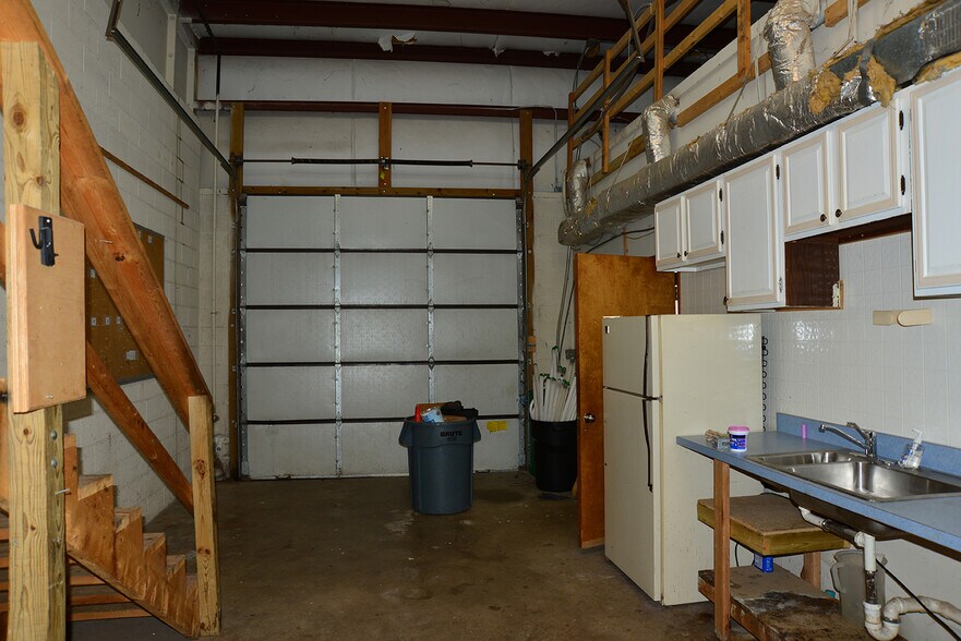 More Photos Of 9107 Industry Dr, Manassas Park Warehouse For Lease