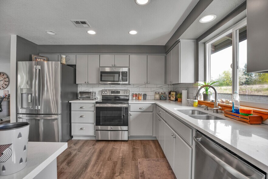 More Photos Of 406 NE 184th St, Ridgefield Office Residential For Lease