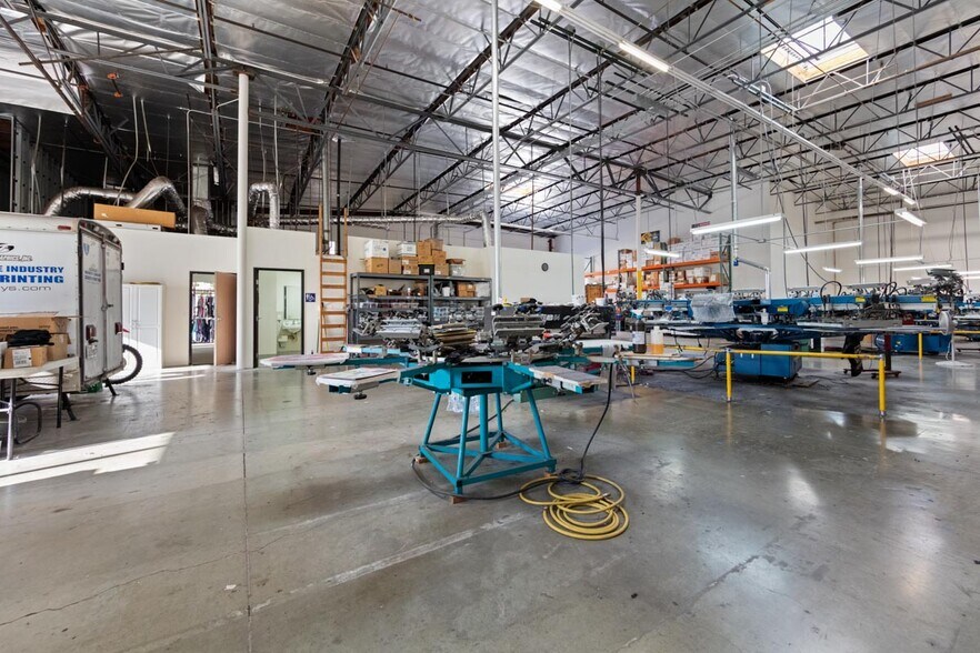 More Photos Of 661 Cochran St, Simi Valley Manufacturing For Sale