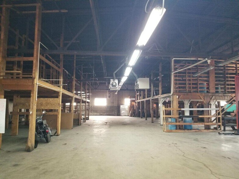 More Photos Of 1015 State Ave, Kansas City Showroom For Lease