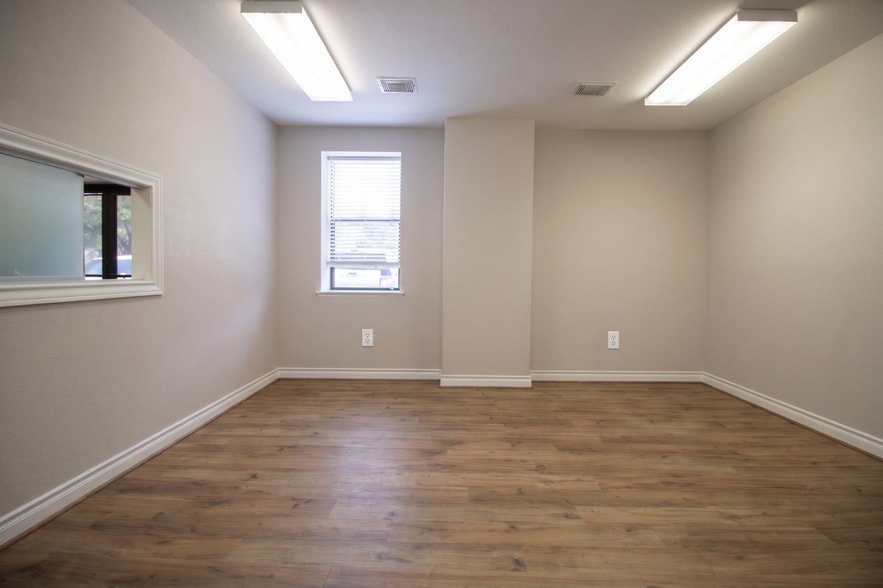 More Photos Of 404 Newport Blvd, League City Flex For Sale