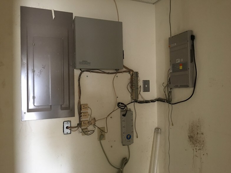 More Photos Of 200 O T Smith Rd, Tornillo Warehouse For Sale