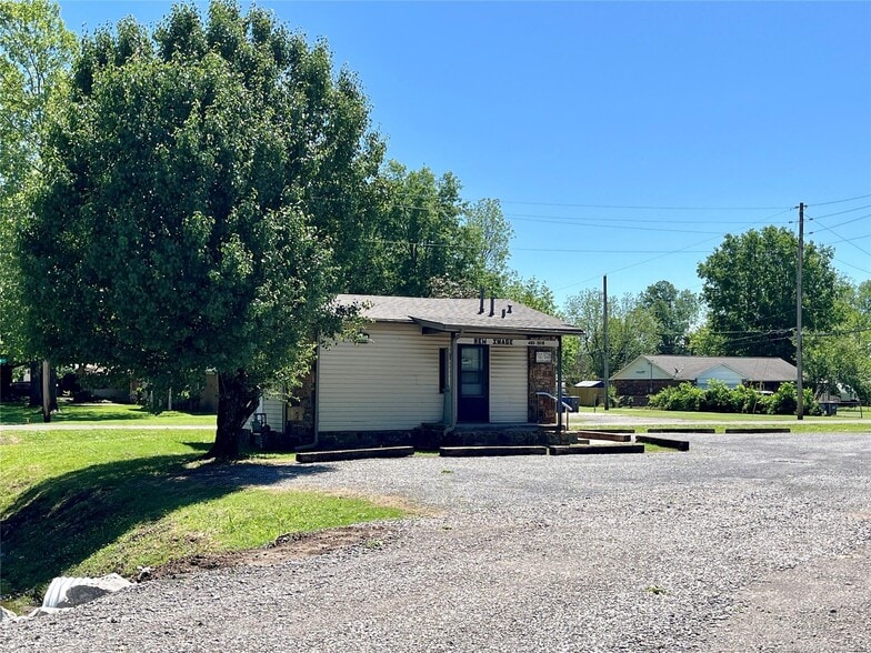 More Photos Of 1401 S McQuarrie Ave, Wagoner Storefront Retail Office For Sale