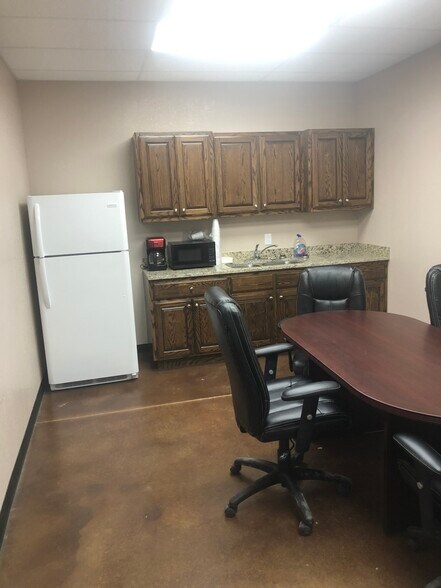 More Photos Of 11004 County 100 Rd, Midland Warehouse For Lease