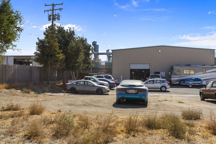 More Photos Of 428 N Curry St, Tehachapi Light Manufacturing For Sale