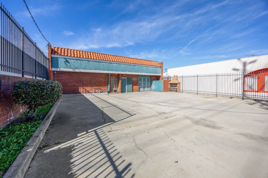 More Photos Of 15201 Prairie Ave, Lawndale Flex For Sale