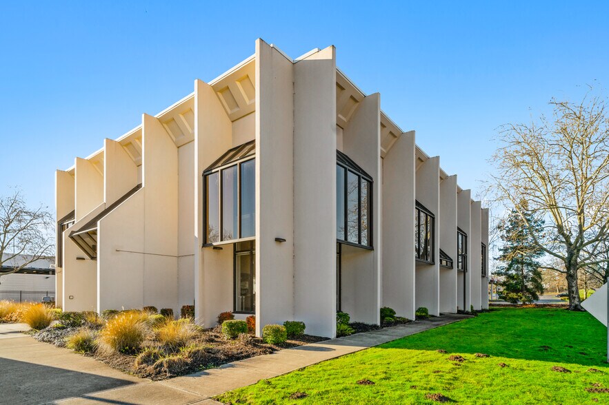 More Photos Of 10101 SW Washington Square Rd, Portland Bank For Lease