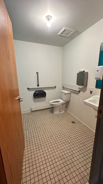 More Photos Of 404 W 75th St, Kansas City General Retail For Sale