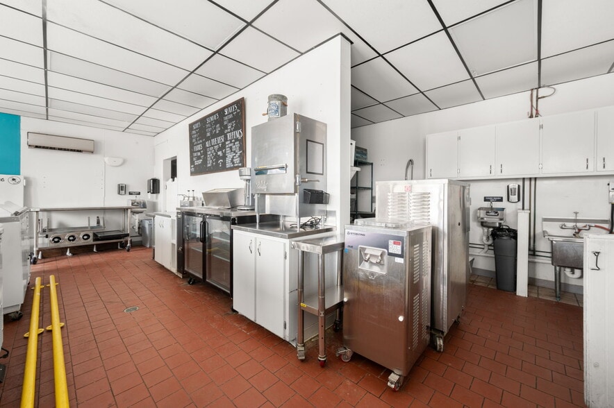 More Photos Of 17 S Main St, Brooklyn Freestanding For Sale