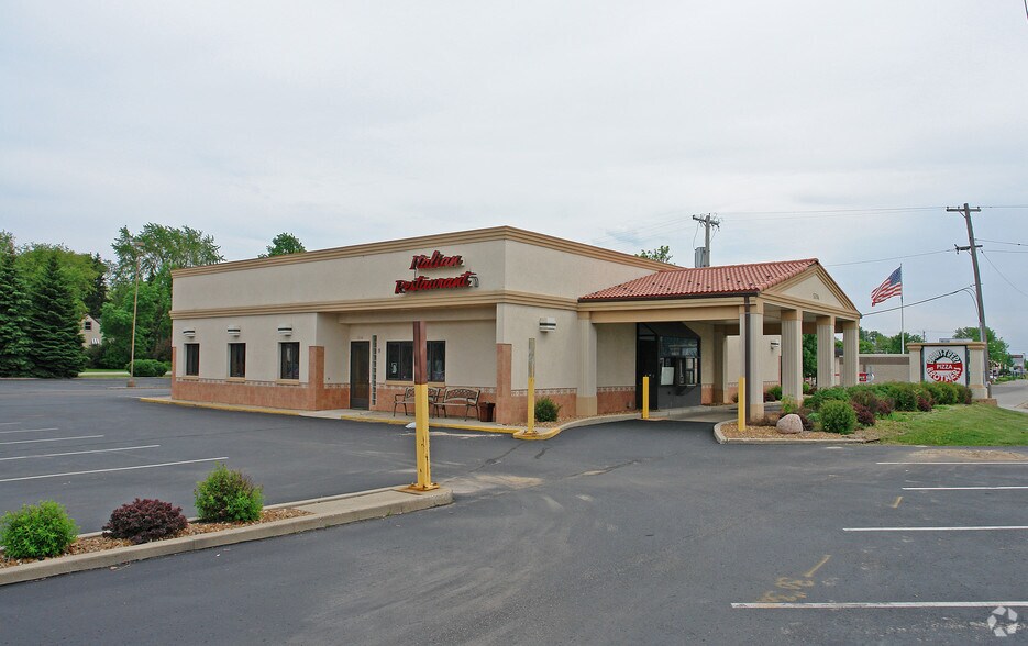 More Photos Of 5394 S 108th St, Hales Corners Restaurant For Lease