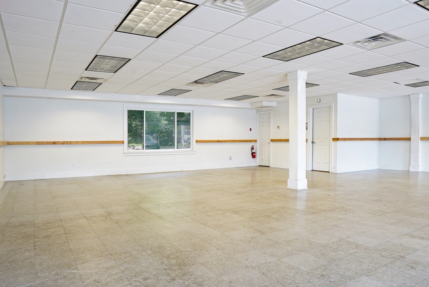 More Photos Of 17 Danbury Rd, Wilton Freestanding For Lease
