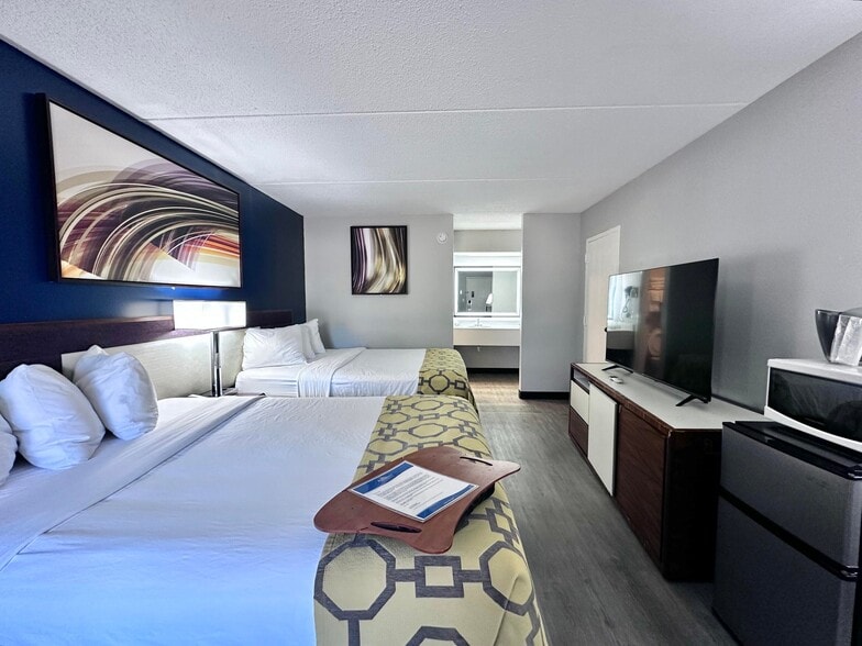 More Photos Of 2075 Highway 192 W, London Hotel For Sale