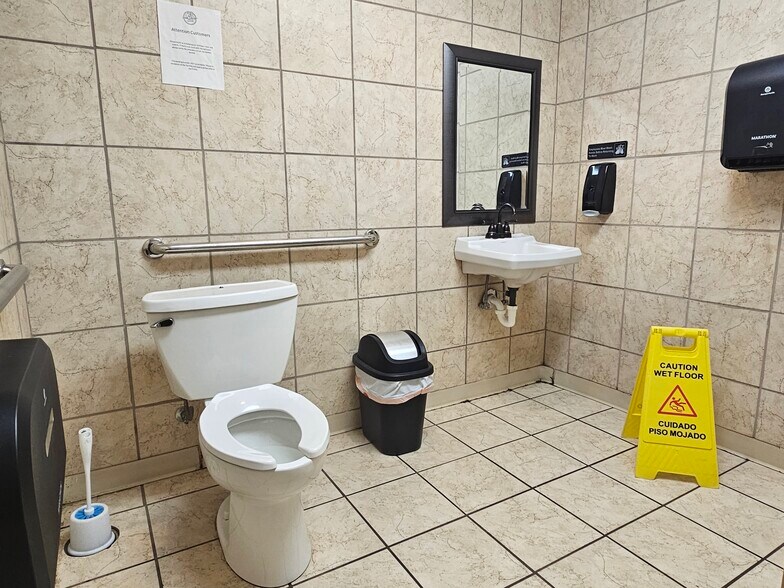 More Photos Of 512 W Egyptian Ave, Christopher Bar For Sale