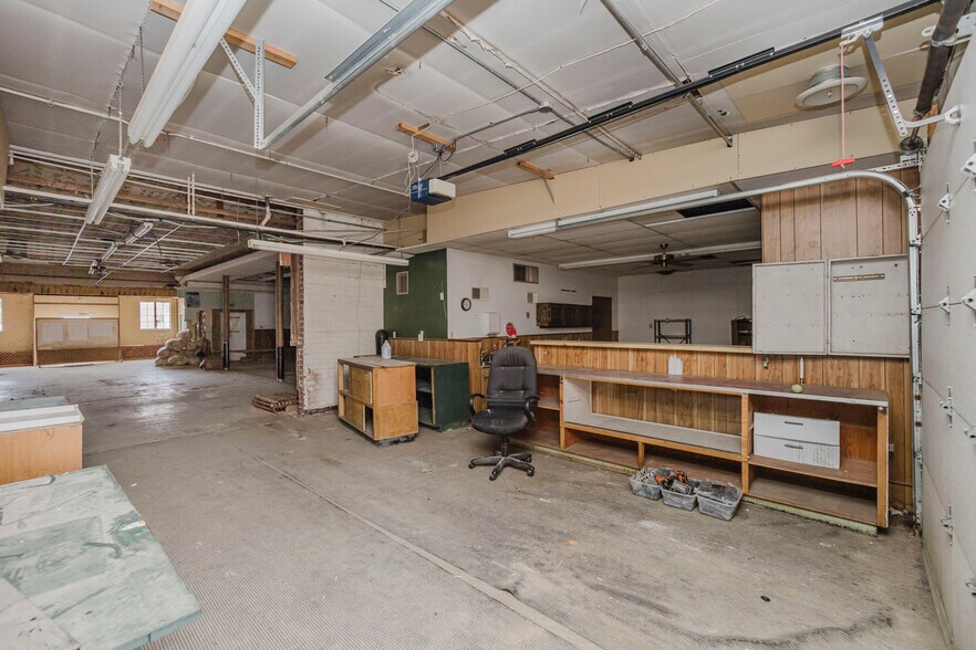 More Photos Of 110 N Poplar St, Hutchinson Warehouse For Sale