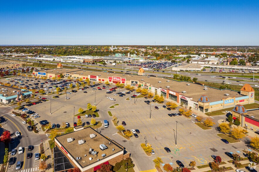 More Photos Of 2800-2860 Prom Saint-Honoré, Boisbriand Unknown For Lease