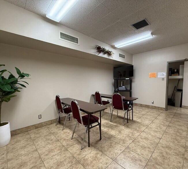 More Photos Of 8010 Mountain Rd NE, Albuquerque Medical For Lease