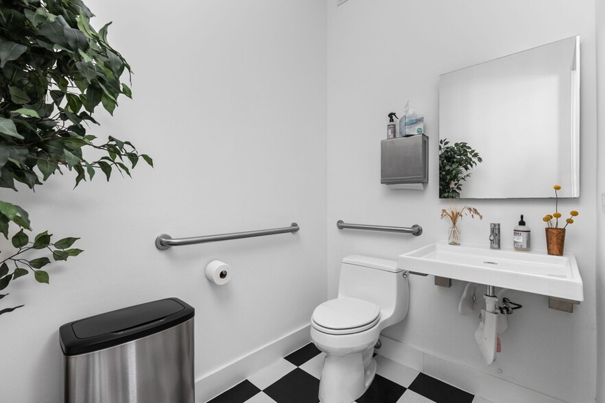 More Photos Of 508 E 53rd St, Austin Loft Creative Space For Sale