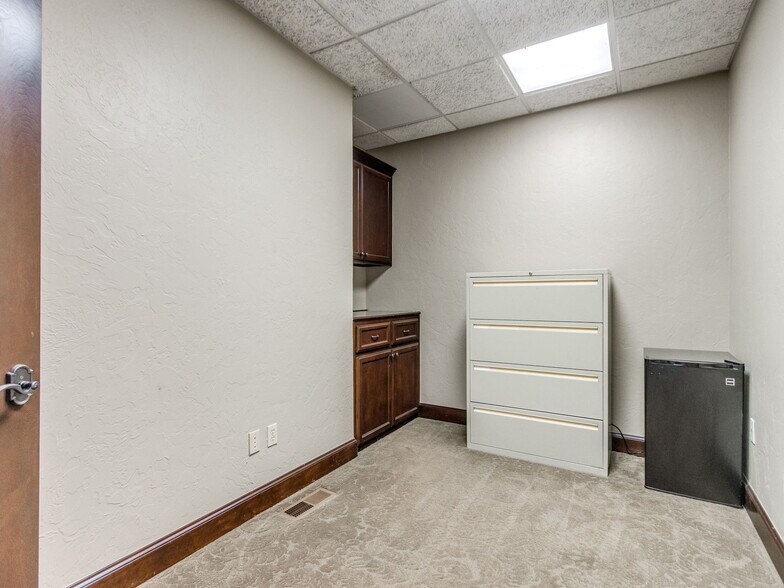 More Photos Of 2425 Wilcox Dr, Norman Office For Sale