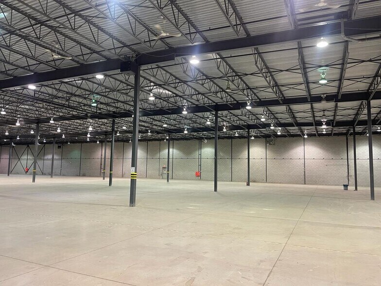 More Photos Of 2555 Boul Pitfield, Montréal Distribution For Lease