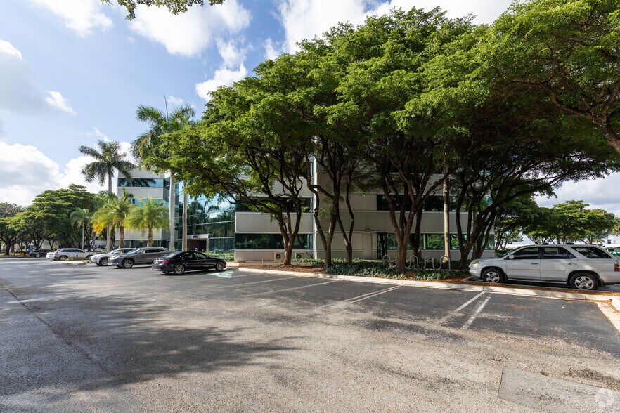 More Photos Of 5775 Blue Lagoon Dr, Miami Unknown For Lease