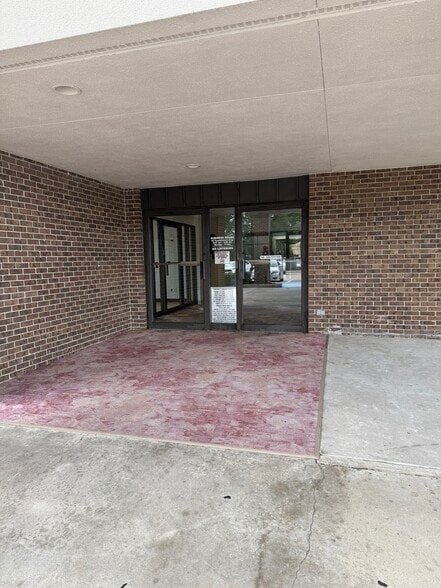 More Photos Of 1323 S 27th St, Nederland Medical For Sale