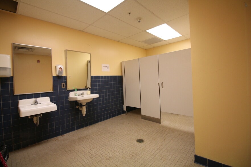 More Photos Of 925 N 8th St, Camden Warehouse For Lease