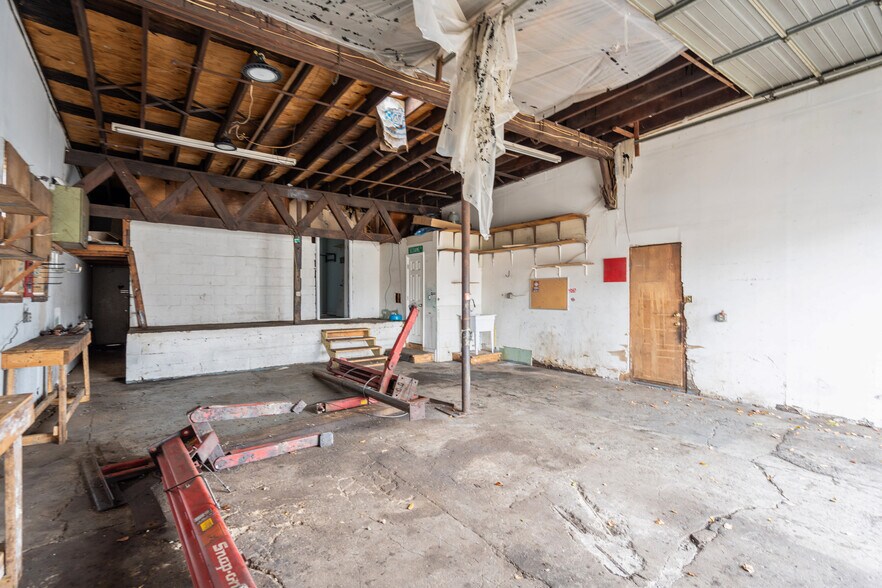 More Photos Of 30 Catlin Ave, Roosevelt Flex For Sale