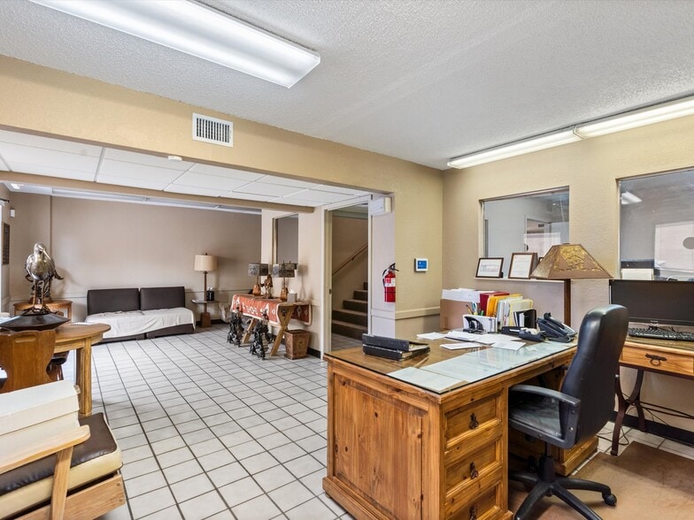 More Photos Of 102 S Main St, Cleburne Office For Sale