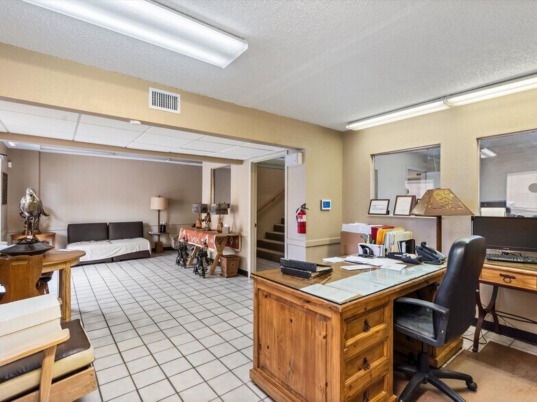 More Photos Of 104 S Main St, Cleburne Office For Sale