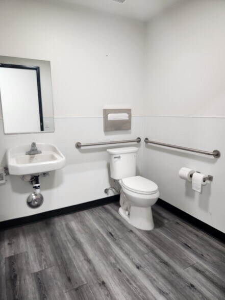 More Photos Of 2005 Raymer Ave, Fullerton Warehouse For Lease