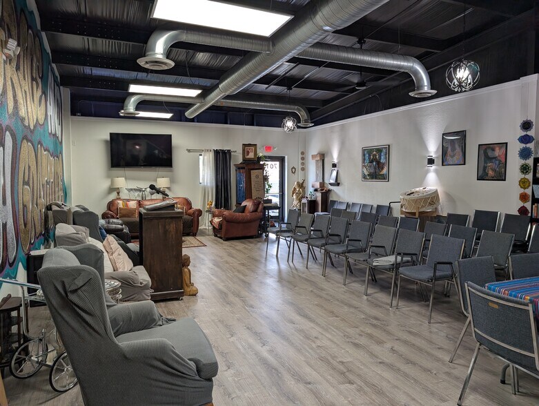 More Photos Of 7015 N Manhattan Ave, Tampa Storefront Retail Office For Lease
