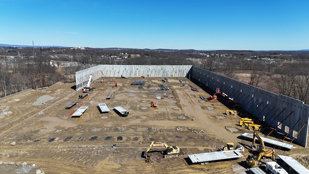 More Photos Of 1081 Dolsontown Rd, Middletown Distribution For Lease