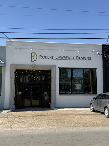 More Photos Of 1607 Dragon St, Dallas Showroom For Lease
