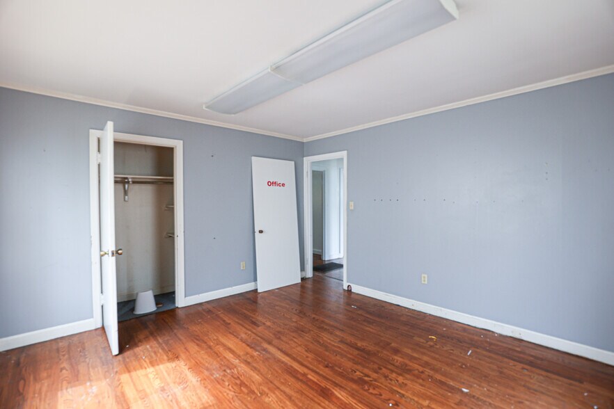 More Photos Of 806 Poplar St, Benton Office For Sale