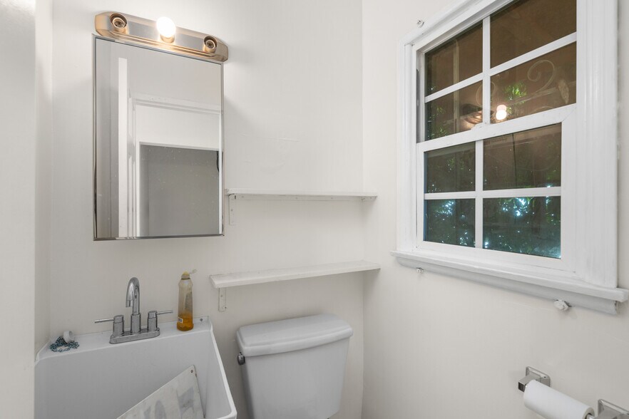 More Photos Of 12035 Magnolia Blvd, Valley Village Storefront Retail Residential For Sale