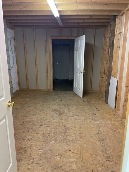 More Photos Of 304 Virginia Ave, Clarksville General Retail For Lease