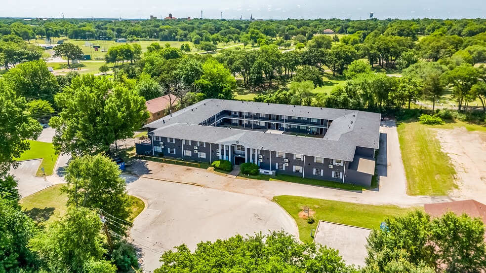 More Photos Of 1500 E Beverly Dr, Corsicana Apartments For Sale