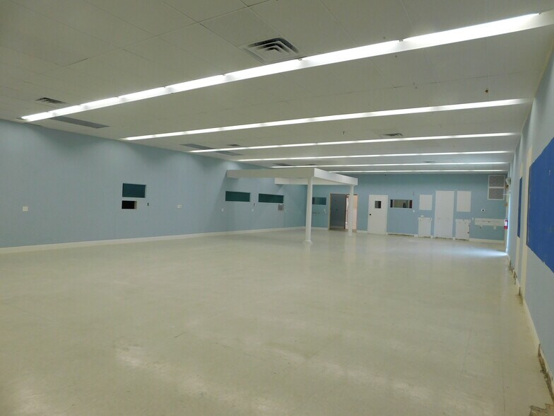 More Photos Of 5070 Industry Dr, Melbourne Manufacturing For Sale