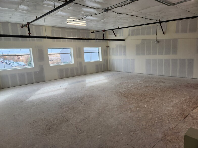 More Photos Of 1107 Southgate, Windsor Manufacturing For Lease