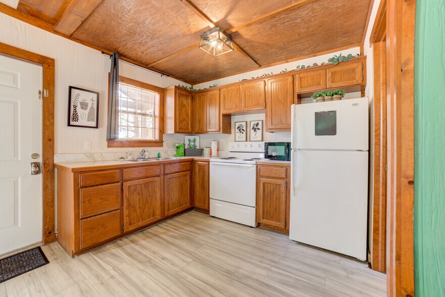 More Photos Of 446724 E 390 Rd, Langley Hotel For Sale