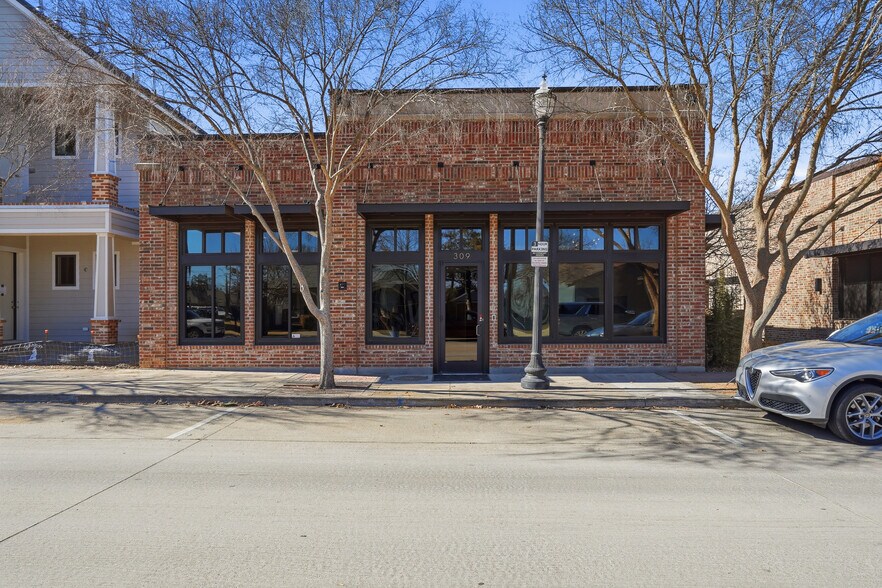 Primary Photo Of 309 N Oak St, Roanoke Office For Sale