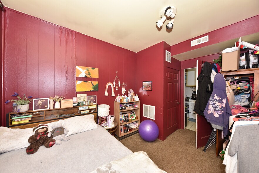 More Photos Of 2670-2672 N Holton St, Milwaukee General Retail For Sale