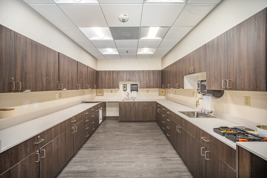 More Photos Of 2800-2826 W Sugar Creek Rd, Charlotte General Retail For Lease