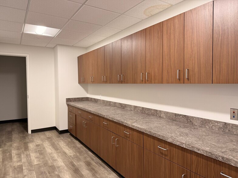 More Photos Of 130-140 E 2nd St, Flint Office For Lease