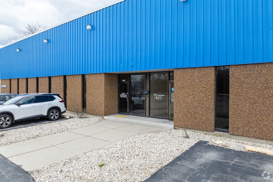 More Photos Of 1700-1710 S Butterfield Rd, Mundelein Warehouse For Lease