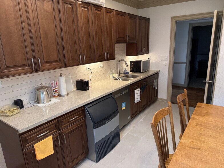 More Photos Of 446 Heights Blvd, Houston Office Residential For Lease