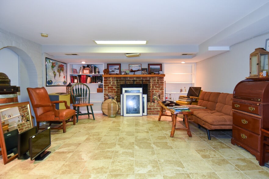 More Photos Of 109-111 S Fairfax St, Alexandria Office For Sale