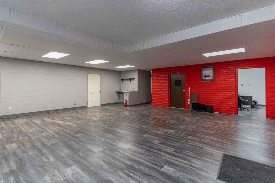More Photos Of 120 S Commercial Ave, Farmington Office For Sale