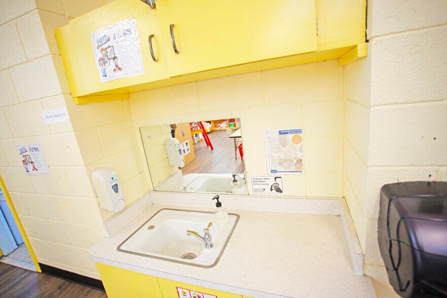 More Photos Of 2045 Drew St, Clearwater Schools For Lease