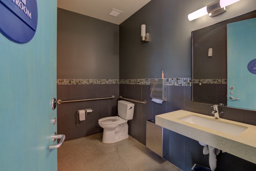 More Photos Of 130 Lomita St, El Segundo Research And Development For Lease